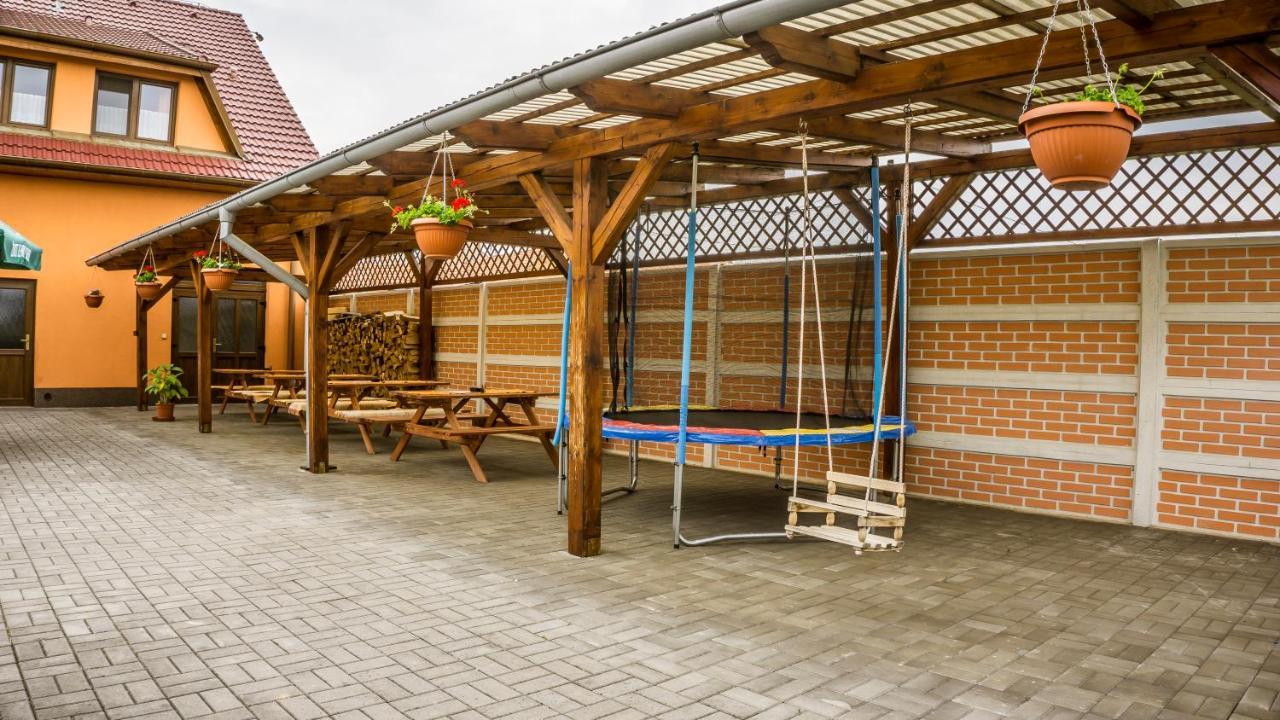 Penzion S Restauraci Na Furhaple Sakvice Exterior photo